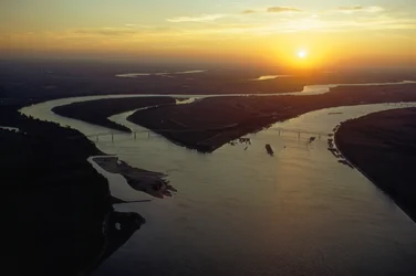 Luftfoto i tusmørke af Ohio- og Mississippi-flodernes sammenløb. Cairo, Illinois.