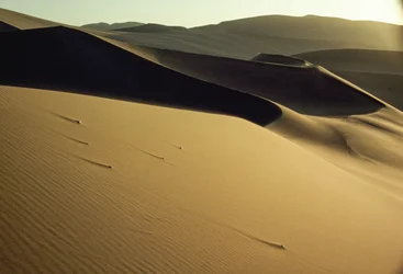 Udsigt over skarpt aftegnede skyggefulde klitter nær Dunhuang. Gansu-provinsen, Folkerepublikken Kina.