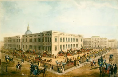 Nordøst udsigt over det gamle hovedpostkontor med de kongelige postvogne, der forbereder sig til afgang, ca. 1830 (akvatint på papir)