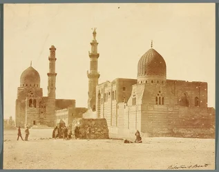 Egypten. Kairo. To religiøse gravkomplekser i den nordlige nekropol: den mamlukkiske sultan Inals, midten af 15. århundrede [til højre], og den mamlukkiske emir Kurkumas