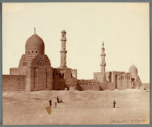 Egypten. Kairo. To religiøse gravkomplekser i den nordlige nekropol: den mamlukkiske sultan Inal (midten af 15. århundrede) [til højre] og den mamlukkiske emir Kurkumas (begyndelsen af 16. århundrede) [til venstre]