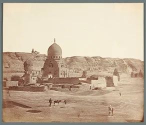 Egypten. Kairo. Den sydlige nekropol. I forgrunden Suduns mausoleum (1504), i baggrunden på Mukattam-plateauet Al-Juyushi-moskeen