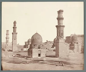 Egypten. Kairo. Den sydlige nekropol. I forgrunden minareten ved Ali Badr Al-Karafis mausoleum (1300-1310), i baggrunden Kusum-minareten fra mamluktiden