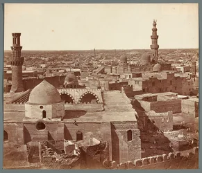 Egypten. Kairo. Oversigtsbillede - i baggrunden madrasa-mausoleet for Umm As-Sultan Sza