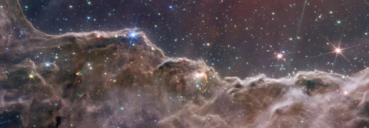 Kosmiske klipper i Carina-tågen (NIRCam og MIRI Composite Image)