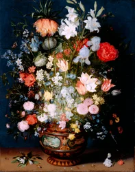 Blomsterbuket i keramisk vase