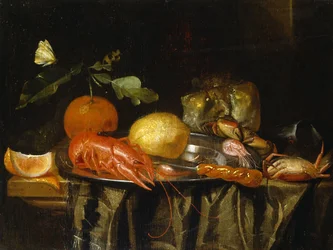 En krebs, rejer og en citron på en tintallerken på et draperet bord (olie på lærred)
