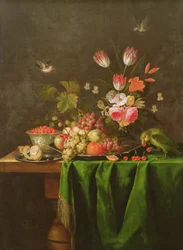 Stilleben med frugt og blomster med en papegøje på et bord dækket med en grøn dug