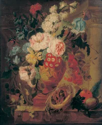 Blomster i en terracotta vase dekoreret med putti, med frugter, sommerfugle, en blåflaske, en snegl, en edderkop og fire kyllinger i en rede på en afsats
