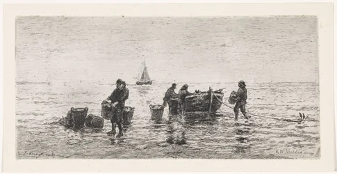 Fiskere tømmer en slup på stranden