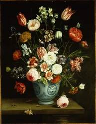 Blomster i en blå og hvid porcelænsvase, med møl og andre insekter på en afsats