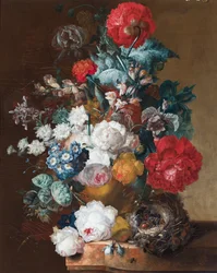 Et stilleben med blomster, herunder valmuer, antirrhinum og en fuglerede med fugleunger.