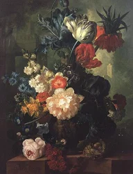 Roser, tulipaner, nelliker og andre blomster i en skulptureret urne