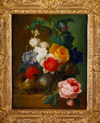Roser, valmuer, morgenfruer og andre blomster i en vase med en fuglerede på en afsats