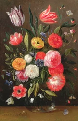 Tulipaner, roser, anemoner og andre blomster i en glasvase med sommerfugle og en larve på en afsats
