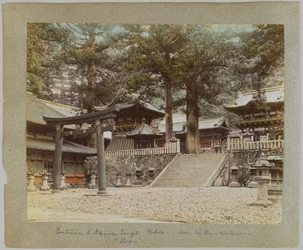 Indgang til Tōshō-gū, Nikko, Japan (håndfarvet sort/hvid foto)