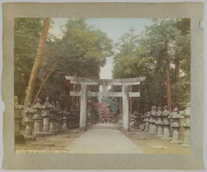 Indgang til et tempel i Uyeno Park, Tokyo, Japan (håndfarvet sort/hvid foto)