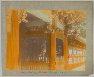Gateway of Jemitsu Temple, Nikko, Japan (håndfarvet sort/hvid foto)