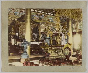Inde i et buddhistisk tempel, Ikegami, Tokyo, Japan (håndfarvet sort/hvid foto)