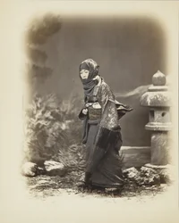 Japansk kvinde i sneen (håndfarvet sort/hvid foto)