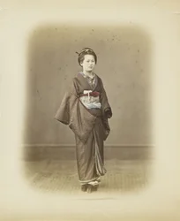 Japansk kvinde i traditionel kjole (håndfarvet s/h foto)