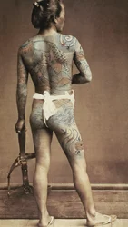 Mand med specifikt japansk tatovering. Albuminfoto, håndfarvet. Omkring 1880