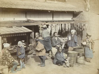 Markedsplads i Japan (håndfarvet sort/hvid foto)