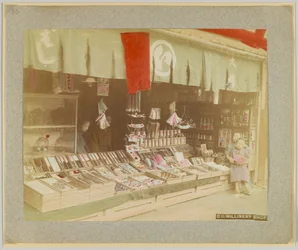 Millinery shop, Japan (håndfarvet sort/hvid foto)