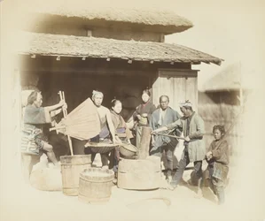 Risskalning i Japan (håndfarvet sort/hvid foto)