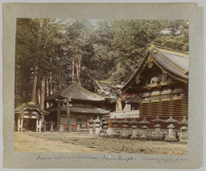 Hellig brønd og forrådshuse, Tōshō-gū, Nikko, Japan (håndfarvet sort/hvid foto)