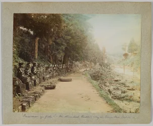 De Hundrede Buddhaer langs Daiya-floden, Nikko, Japan (håndfarvet sort/hvid foto)