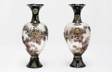 Et par Ozeki Studio-vaser, Meiji-periode, slutningen af det 19. århundrede (keramik med guld og kobber)