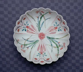 Arita krysantemumformet skål, slutningen af det 17. århundrede (emaljeret porcelæn)