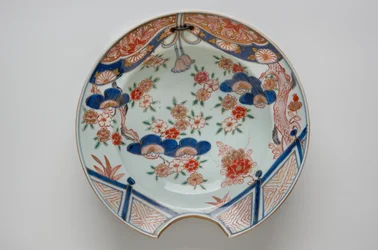 Barberskål, tidligt 1700-tal (Arita ware, porcelæn med underglasur blå og overglasur emalje)