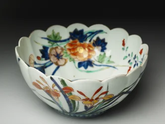 Skål med riflede sider og bølget kant, ko-Imari ware, ca. 1770-20 (lertøj med blå underglasur og overglasur emalje)