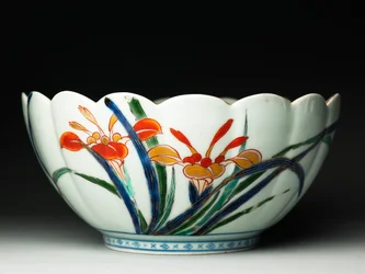 Skål med riflede sider og bølget kant, ko-Imari ware, ca. 1770-20 (lertøj med blå underglasur og overglasur emalje) (se også 117721)