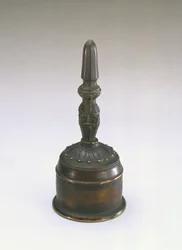 Buddhistisk rituel klokke, Kamakura-perioden, 1185-1333 (keramik)