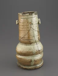 Blomstervase med to lugs, Mie præfektur, Momoyama-periode, tidligt 1600-tal (hvidt stentøj med flere lag askeglasur)