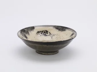 Individuel serveringsskål, Kyushu eller Kyoto, Edo-periode, 1700-1800-tallet (stentøj med hvid slip og koboltpigment under klar glasur)