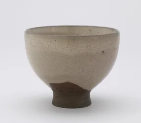 Inkyuzan teskål i Goki-form, med påtrykt cifre, teskål (gokijawan), ca. 1804-25 (stentøj med ris-skrog-aske glasur)