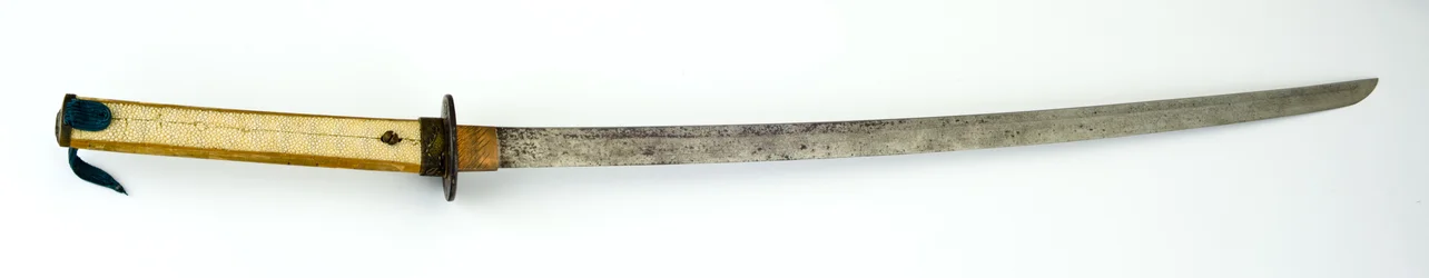 Katana eller sværd (stål, kobber, messing, rayskin, træ og stof)