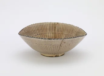 Kyoto ware individuel serveringsskål i form af sirhat, med mærket "Kiyomizu", individuel serveringsskål (mukozuke), slutningen af 1600-tallet (stentøj med jernpigment under gennemskinnelig hvid glasur, guldlakreparationer)