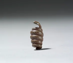 Ojime i form af en slange (kobber)