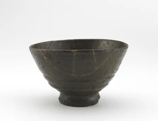 Rakuzan ware teskål i Kugibori Irabo stil, tidligt 1700-tal (stentøj med askeglasur, guldlakreparationer)