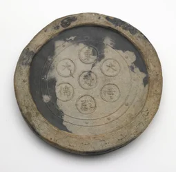 Rund tagudhængsflise i stil med Todaiji, Meiji-æra (uglaseret lertøj)