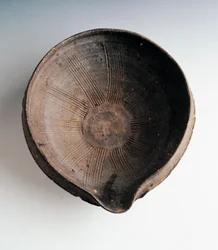Køkkenskål af stentøj til maling og blanding af mad (Suribachi), produceret i Bizen, højde 11,5 cm og diameter 33,5 cm, japansk civilisation, Momoyama-periode