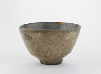 Teskål i form af en koreansk Ido teskål, Yamaguchi præfektur, Edo-periode, 1700-1800-tallet (stentøj med hvid slip under askeglasur)