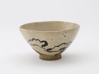 Teskål med design af udødelighedssvamp, Edo-periode, 1700-1800-tallet (stentøj med jernpigment under klar glasur)