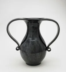 Vase i mimikuchi-form, Seto, Kyoto-fu eller Aichi-præfekturet, Edo-perioden eller Meiji-æraen (stentøj med jernglasur)