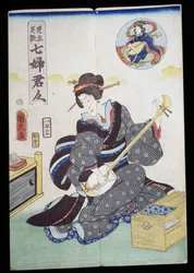 Kvinde spiller shamisen
